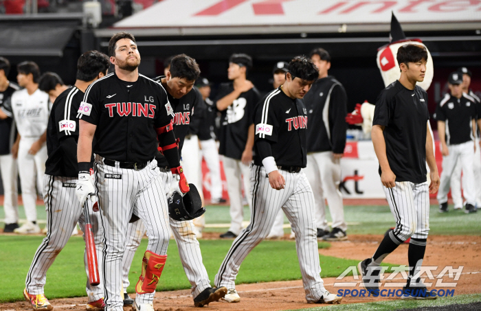 Did I read the director's mind too much? He even went headfirst sliding with his bare hands, but the end of the inning at home was futile.