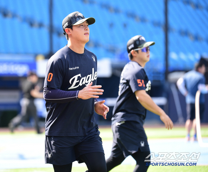 Director Park Jin-man, who ran to director Kim Kyung-moon and greeted him, let's go together this year. to fall baseball