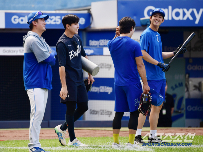 Director Park Jin-man, who ran to director Kim Kyung-moon and greeted him, let's go together this year. to fall baseball