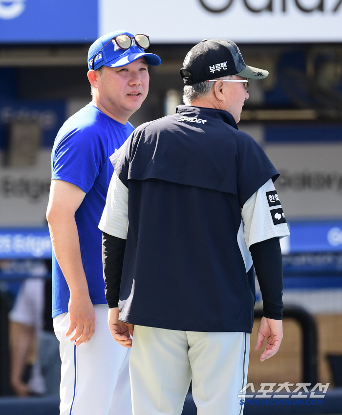 Director Park Jin-man, who ran to director Kim Kyung-moon and greeted him, let's go together this year. to fall baseball