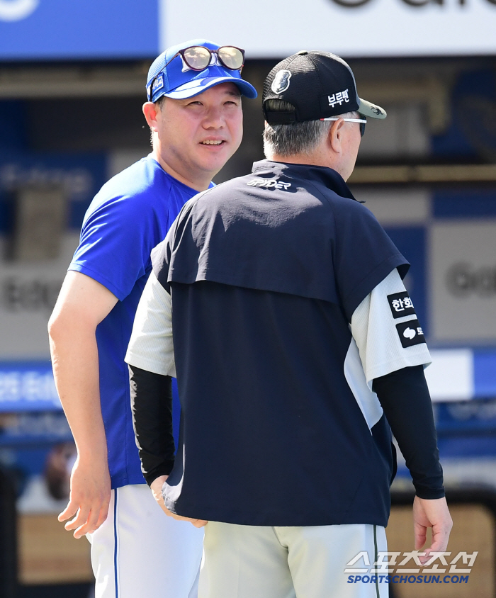 Director Park Jin-man, who ran to director Kim Kyung-moon and greeted him, let's go together this year. to fall baseball