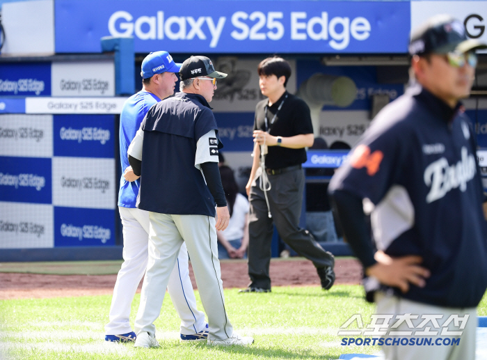 Director Park Jin-man, who ran to director Kim Kyung-moon and greeted him, let's go together this year. to fall baseball