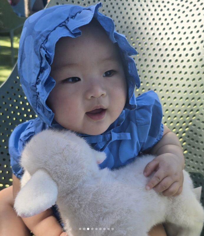 'Five Brothers' Mom' Jung Ju-ri reveals her youngest son in a dinky way, 'Delicate with filial piety.'