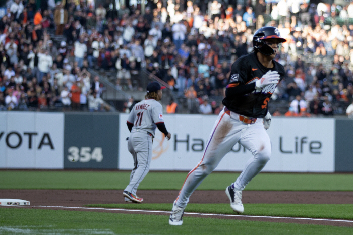 I can't believe the infield hit is so touching! Lee Jung-hoo hits  walks in 17 at-bats, multiple on-base hits, 0.253SF 24 Miami