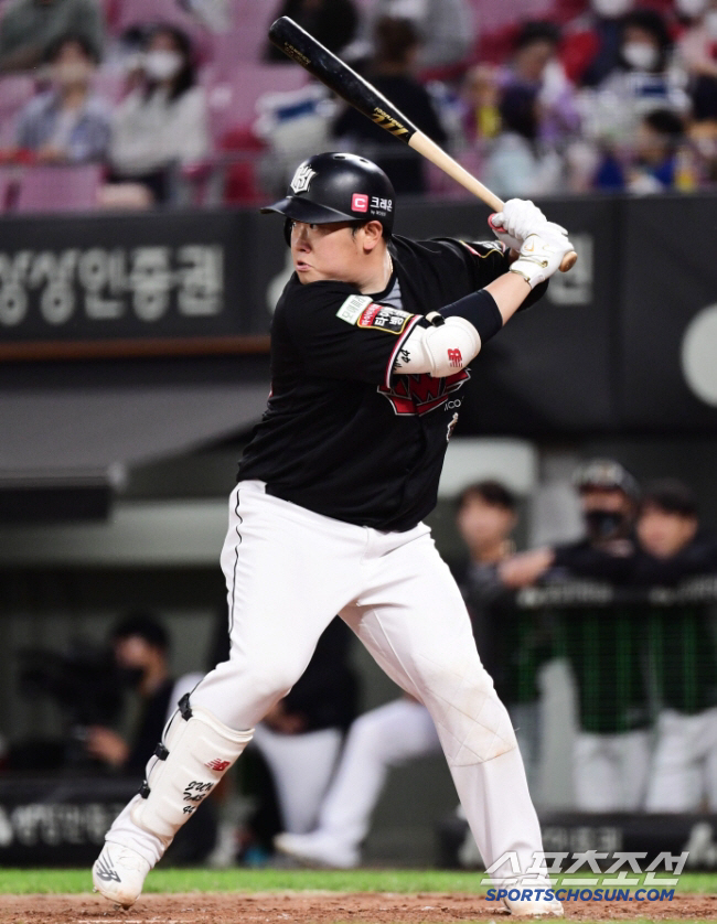 I filled in the empty space. LG left-handed pitcher Lim Joon-hyung ↔ KT infielder Chun Sung-ho  catcher Kim Joon-tae. 1 to 2 trade. 