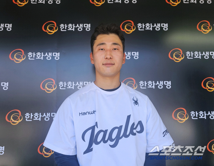 I was in the bottom half before I went, but Hanwha's infield competition got stuck properly...A veteran player came to the home run king of Futures