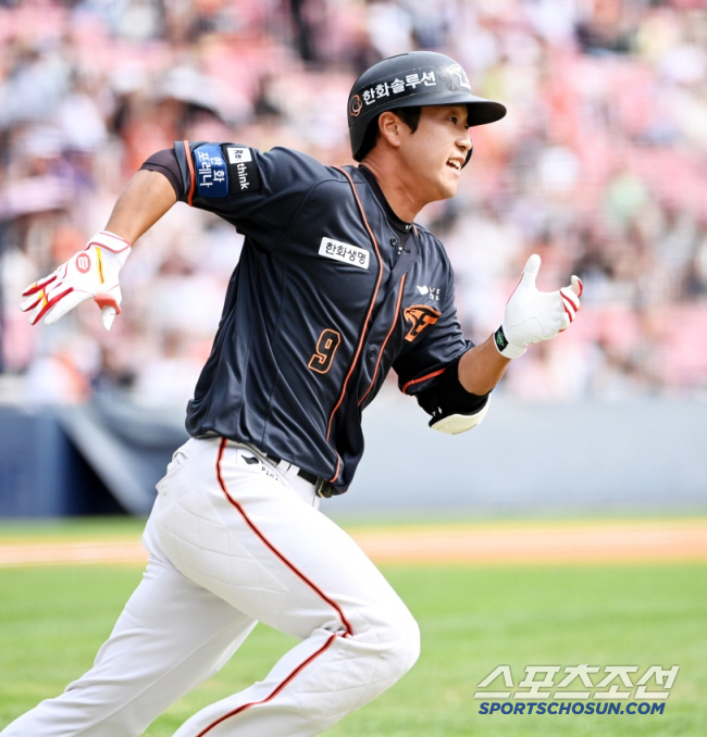 I was in the bottom half before I went, but Hanwha's infield competition got stuck properly...A veteran player came to the home run king of Futures