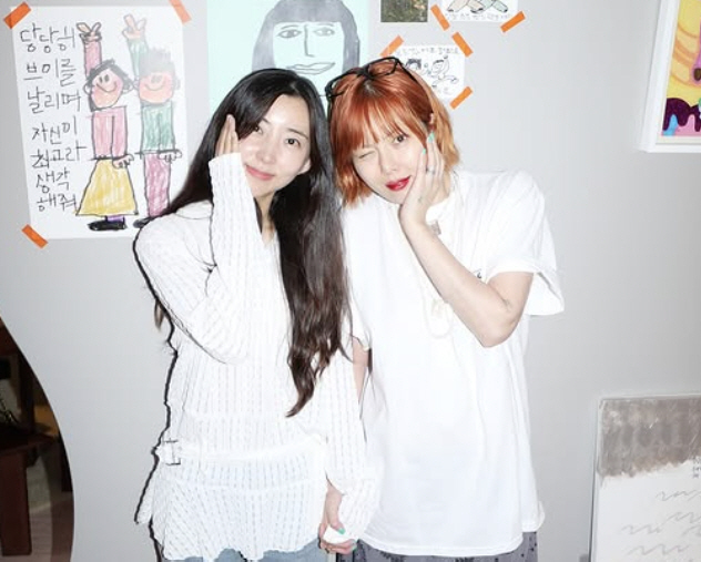 I'm so happy and moved. So-hyun's hand is clasped...The 4Minute discord is really over. 