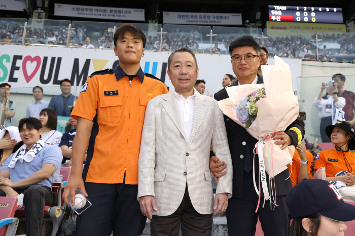 Inviting the first pitch and even taking pictures of AI-restored families...The story of Jung Won going to the stands in the rain
