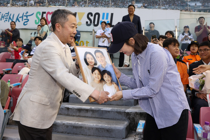 Inviting the first pitch and even taking pictures of AI-restored families...The story of Jung Won going to the stands in the rain