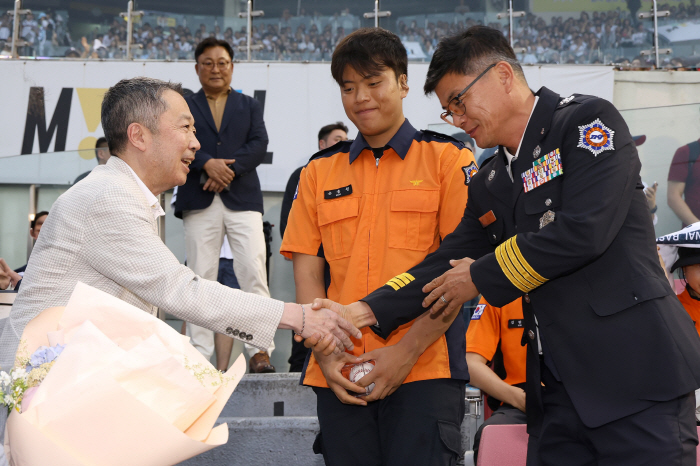 Inviting the first pitch and even taking pictures of AI-restored families...The story of Jung Won going to the stands in the rain