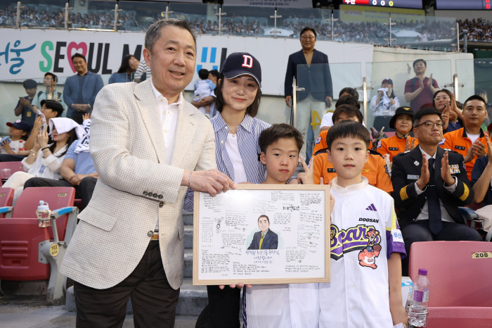 Inviting the first pitch and even taking pictures of AI-restored families...The story of Jung Won going to the stands in the rain