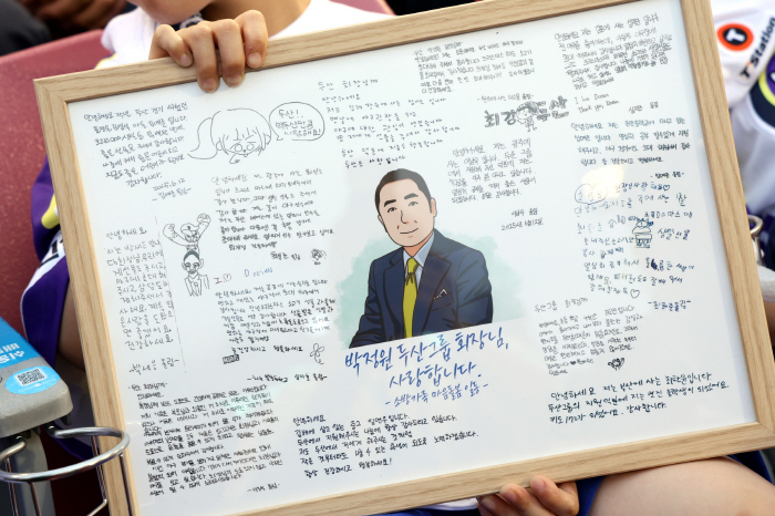 Inviting the first pitch and even taking pictures of AI-restored families...The story of Jung Won going to the stands in the rain