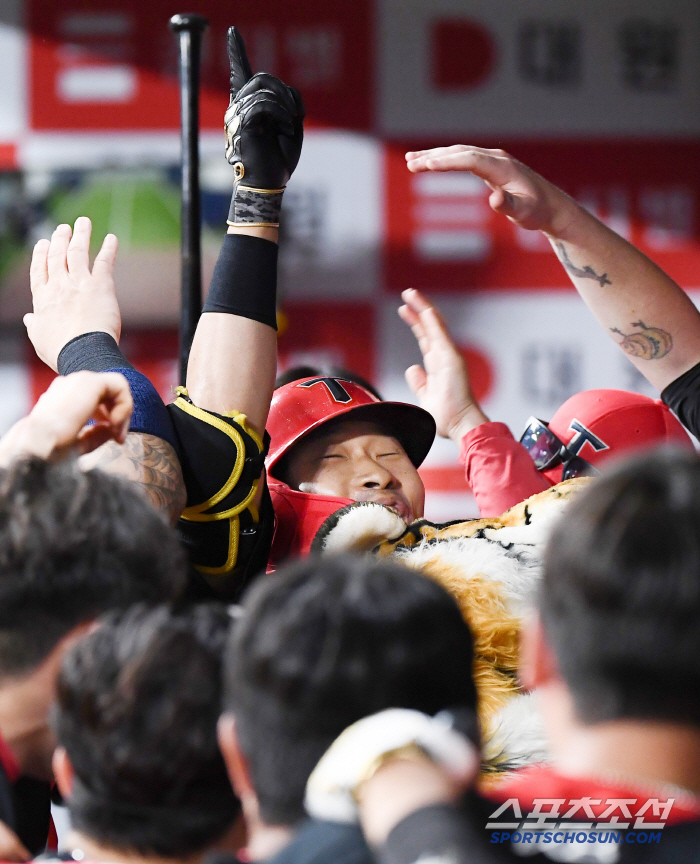 KIA kept its fourth place with 12 hits...8 wins for Aller  Ko Jong-wook, pinch hitter, wedge shot 