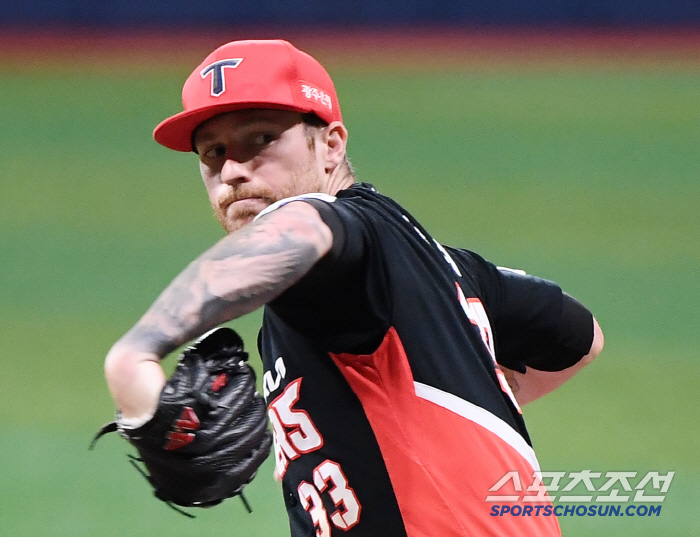 KIA kept its fourth place with 12 hits...8 wins for Aller Ko Jong-wook, pinch hitter, wedge shot