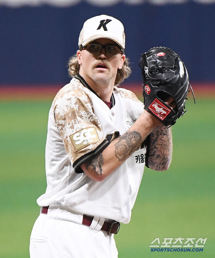 KIA kept its fourth place with 12 hits...8 wins for Aller Ko Jong-wook, pinch hitter, wedge shot