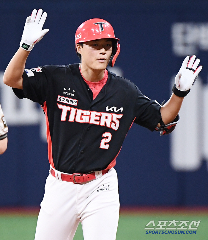 KIA kept its fourth place with 12 hits...8 wins for Aller Ko Jong-wook, pinch hitter, wedge shot