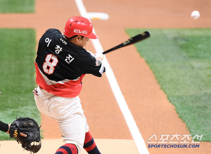 KIA kept its fourth place with 12 hits...8 wins for Aller Ko Jong-wook, pinch hitter, wedge shot