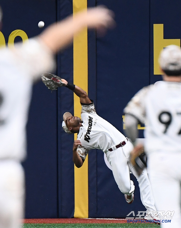 KIA kept its fourth place with 12 hits...8 wins for Aller Ko Jong-wook, pinch hitter, wedge shot
