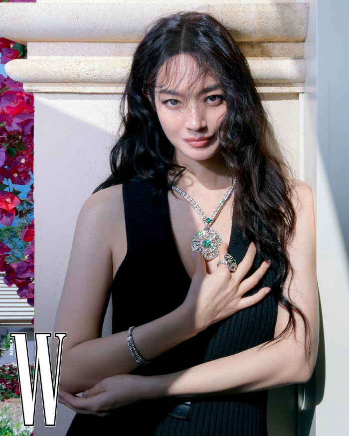 Kim Woo-bin ♥ Shin-min, dark smokey makeup → Deeply cut dress...He's perfect for his brain-breaking sexiness