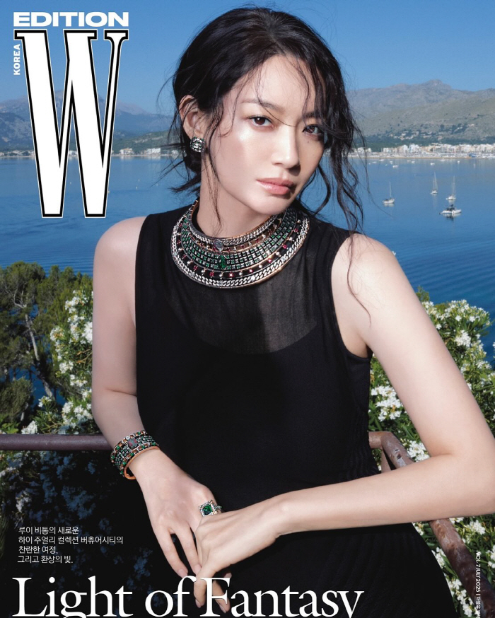 Kim Woo-bin ♥ Shin-min, dark smokey makeup → Deeply cut dress...He's perfect for his brain-breaking sexiness