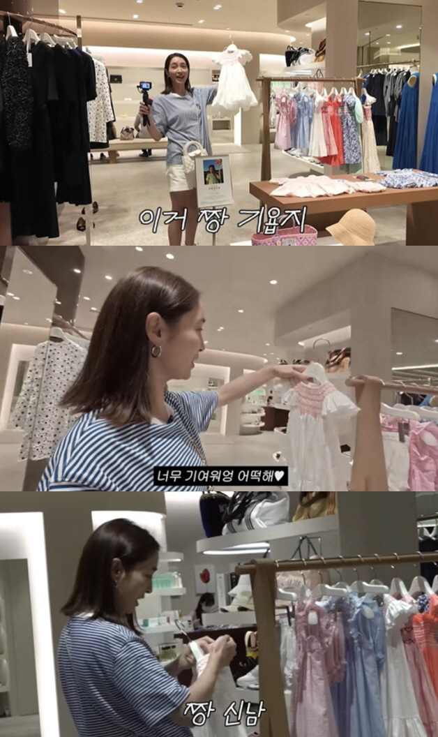Lee Byung-hun ♥ Lee Min-jung, smile on her daughter's beepy head..Japanese Dress Look Revealed