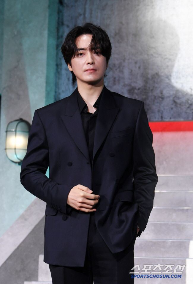Lee Jun-hyuk Stars in Realistic Office Drama Premiering on TVING in 2026