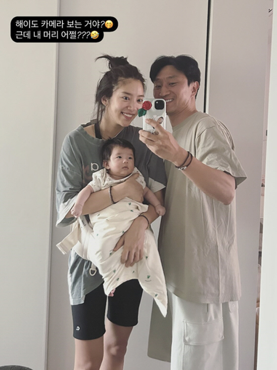 Lee Kyu-hyuk ♥ Son Dam-bi's 2-month-old daughter, are you looking at a camera that looks like her?
