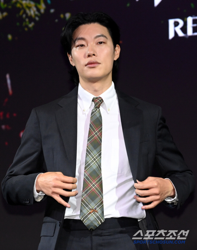 Ryu Junyeol Signs Exclusive Contract with UAA