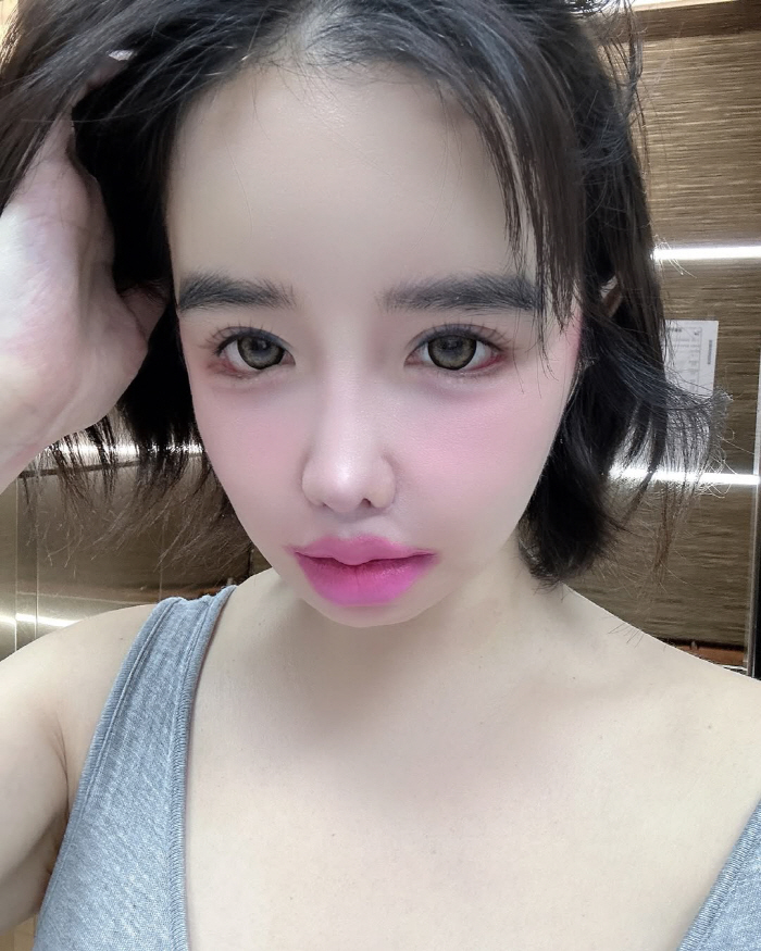 Park Bom's extreme pink overlip. Today's bold makeup lip color is apricot