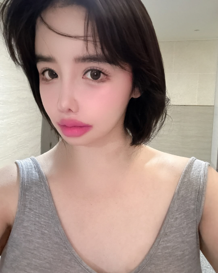 Park Bom's extreme pink overlip. Today's bold makeup lip color is apricot