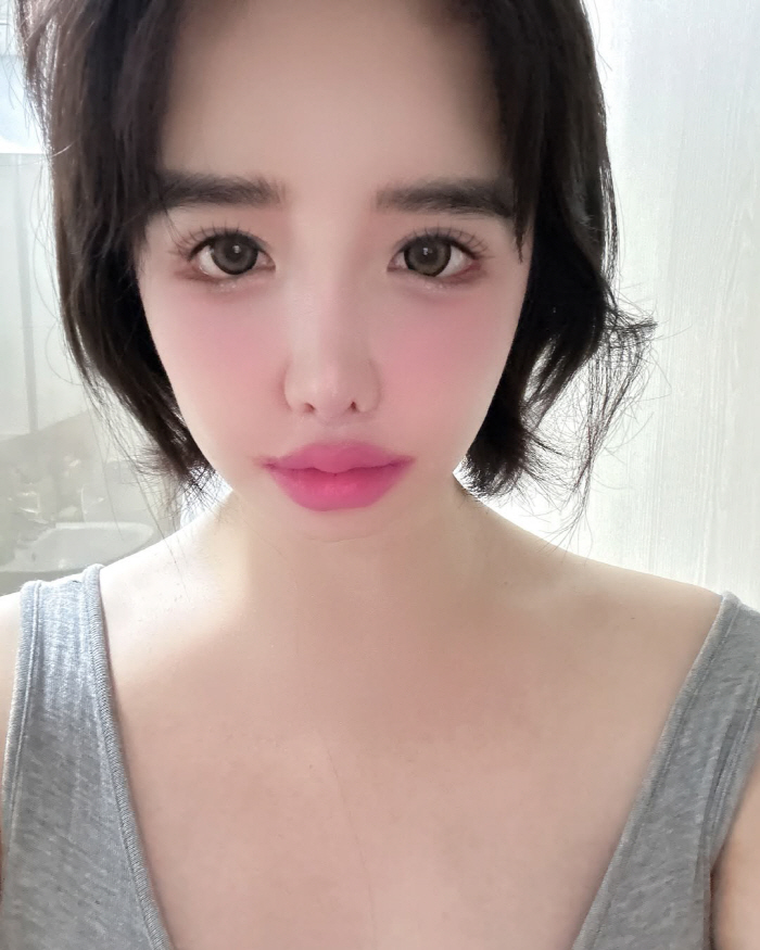 Park Bom's extreme pink overlip. Today's bold makeup lip color is apricot
