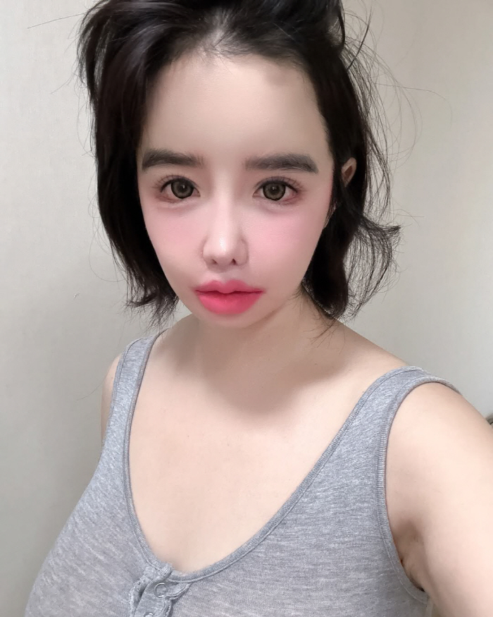 Park Bom's extreme pink overlip. Today's bold makeup lip color is apricot