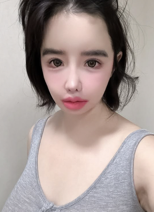 Park Bom's lip color changed to scattered hair...I can't give up on Overlip 