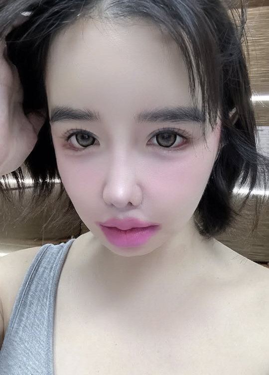 Park Bom's lip color changed to scattered hair...I can't give up on Overlip 