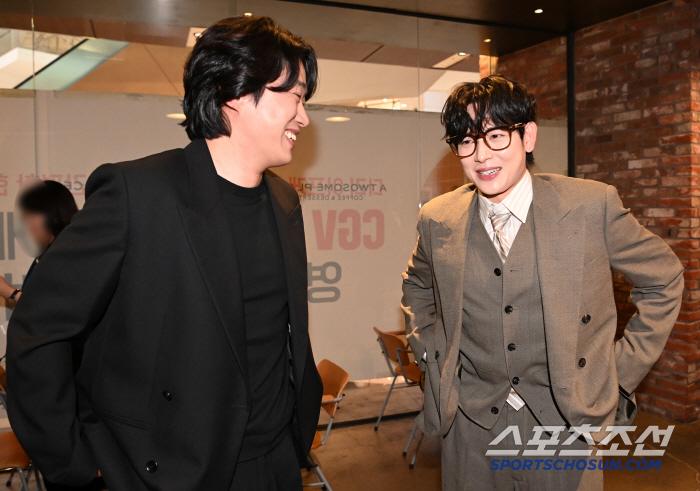  Ahn Jae-hong and Im Ji-wan talk with a happy smile