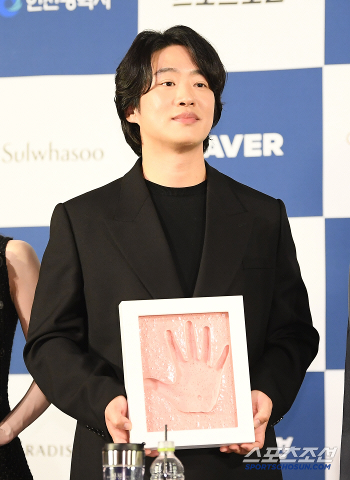  Ahn Jae Hong's Blue Dragon Handprint