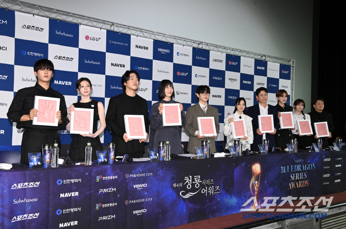  Blue Dragon Series Awards hand-printing and hand-printing pose