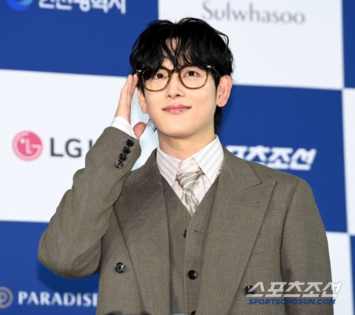  Im Si-wan, an intelligent image with glasses