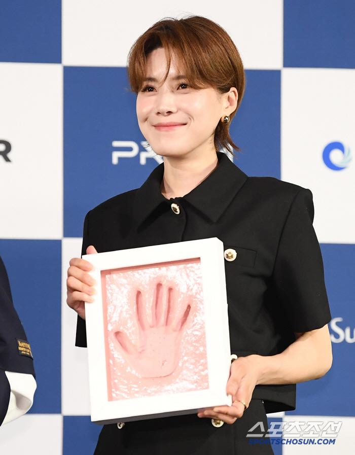  Jang Doyeon's Blue Dragon Handprint
