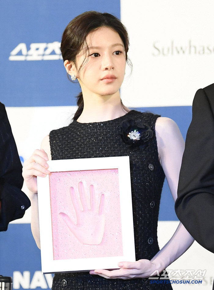  Ko Yoon-jeong's Cheongryong Handprint