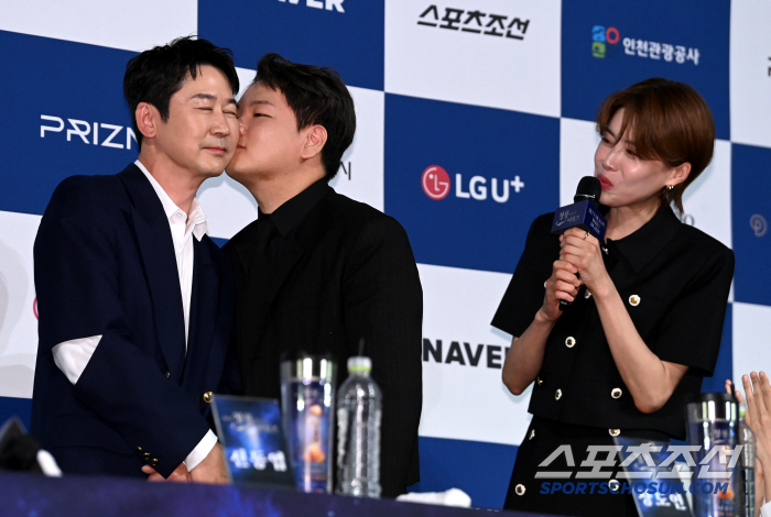 Kwak Junbin and Shin Dongyeop's cheeks