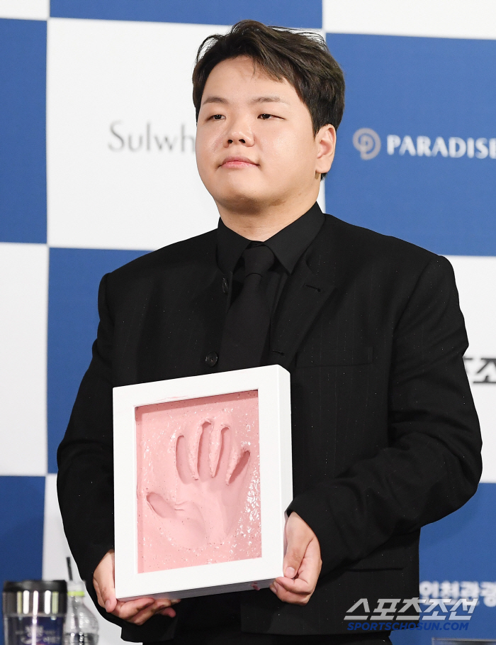  Kwak Junbin's Blue Dragon handprint