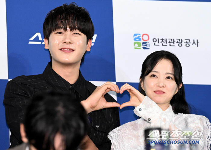  Lee Jungha Park Bo Young, we made a heart together