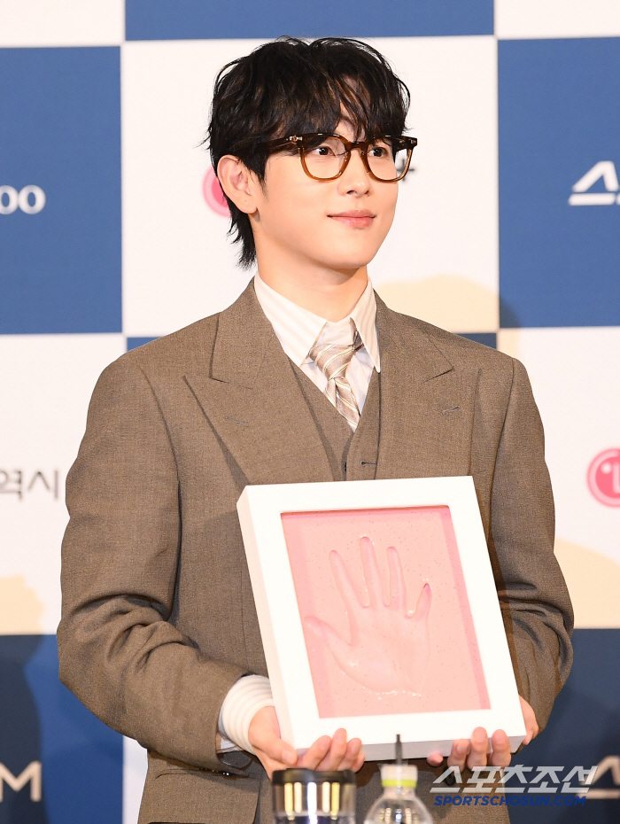  Lim Si-wan's Blue Dragon Handprint