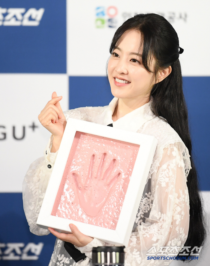  Park Boyoung's handprinting of Blue Dragon