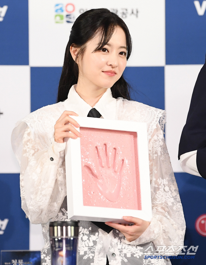  Park Boyoung's handprinting of Blue Dragon
