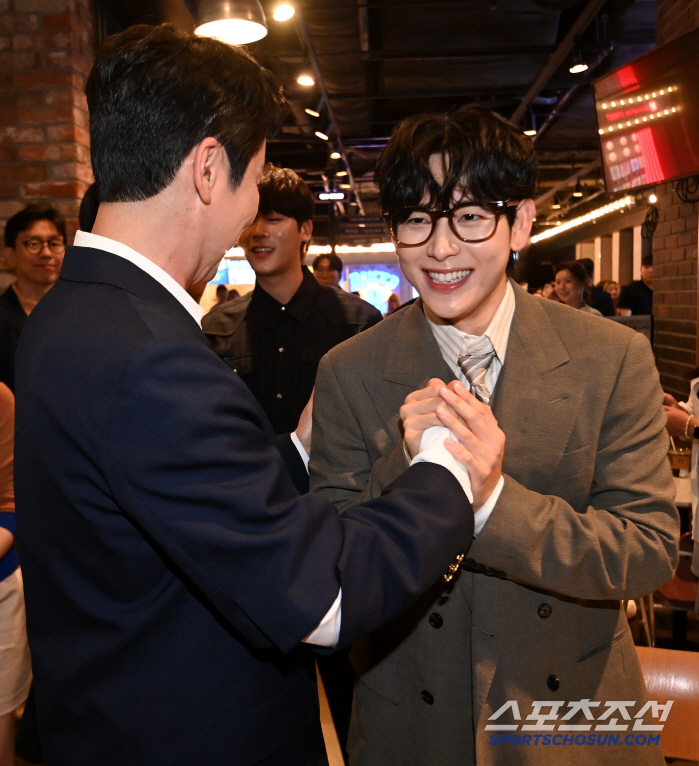  Shim Siwan and Shin Dongyeop, nice to meet you