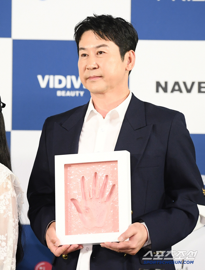  Shin Dong-yeop's handprinting of blue dragon