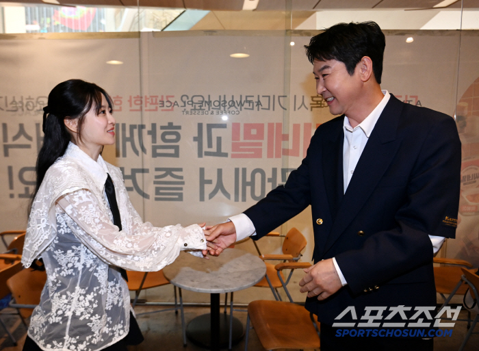  Shin Dongyeop, Park Bo Young, shake hands and say hello